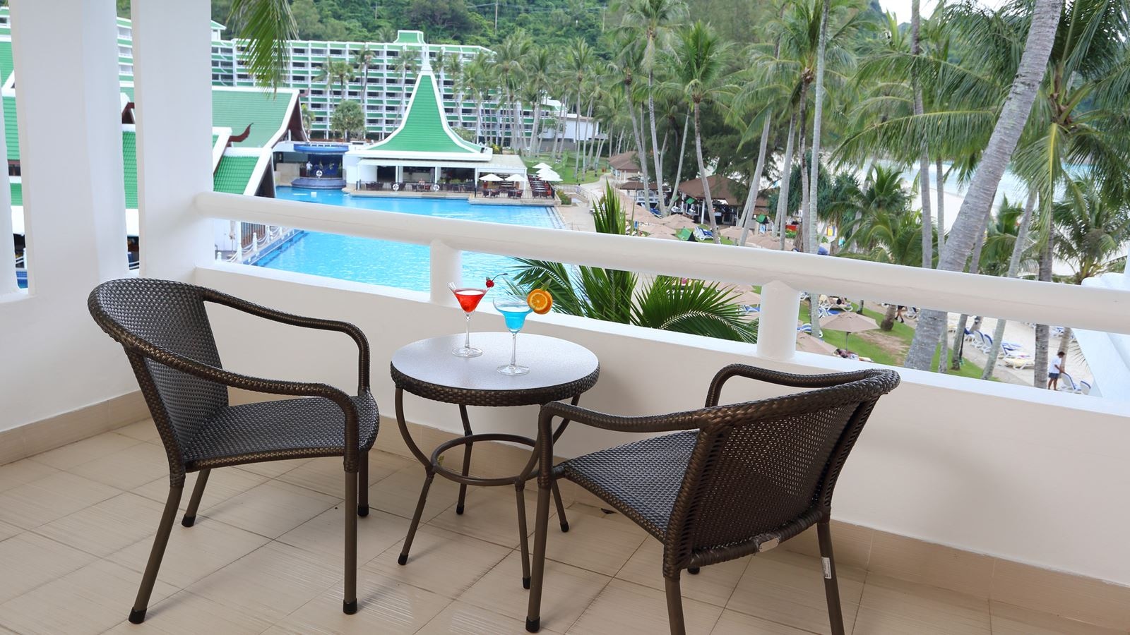 rooms-deluxe-pool-view-room