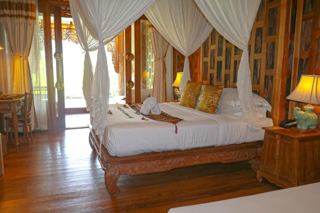rooms-pool-suite-water-view-plus