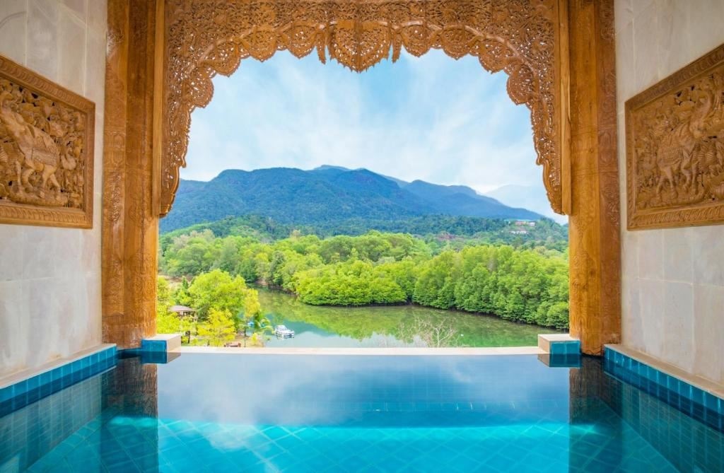 rooms-pool-suite-water-view-plus