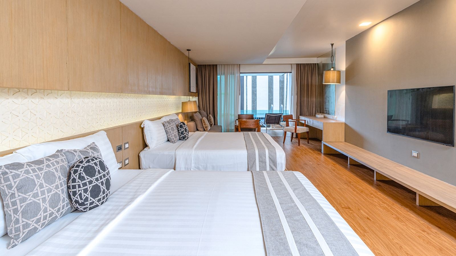 rooms-sunset-grand-deluxe-pool-access