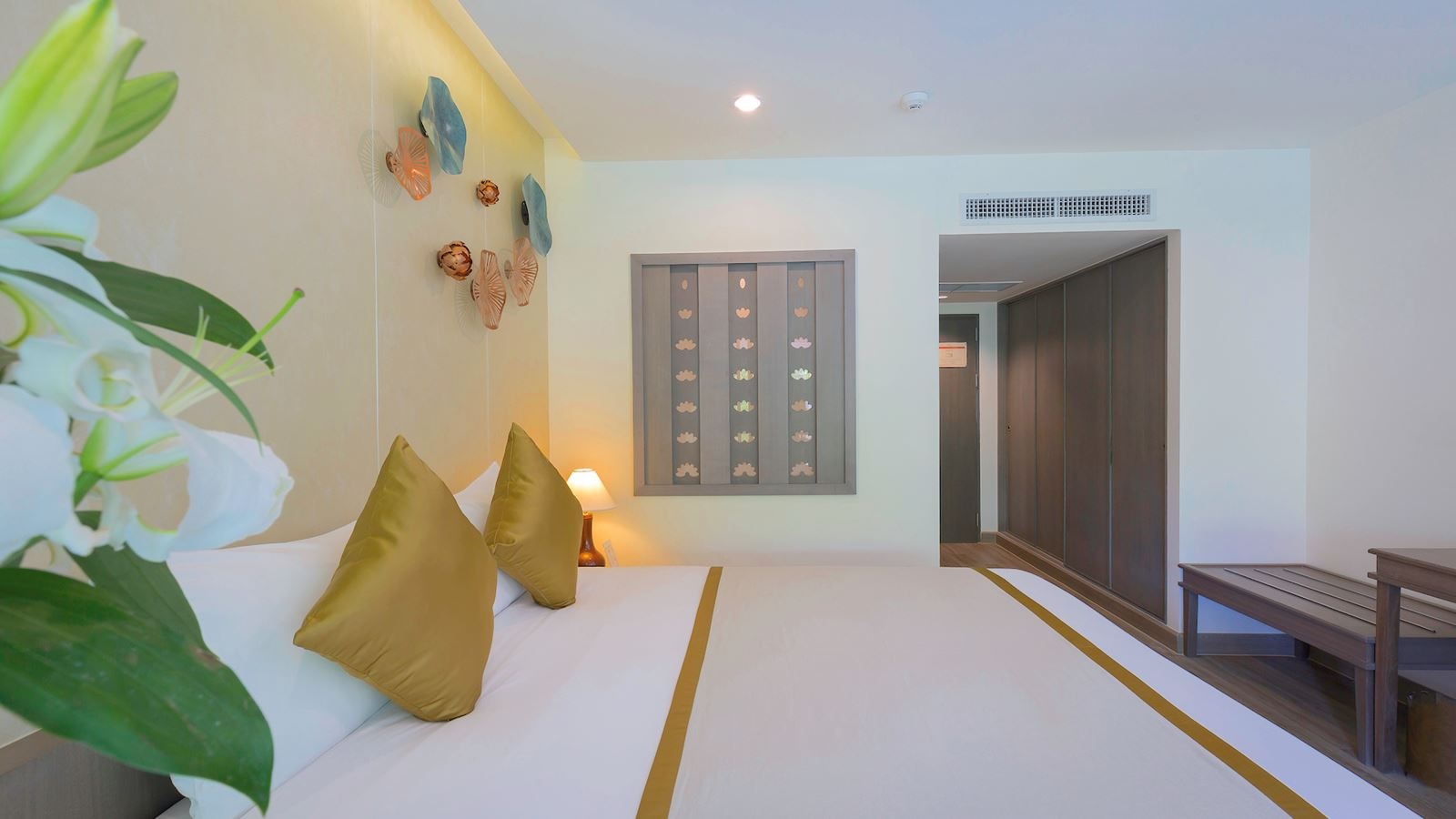rooms-deluxe-pool-view-child-daybed