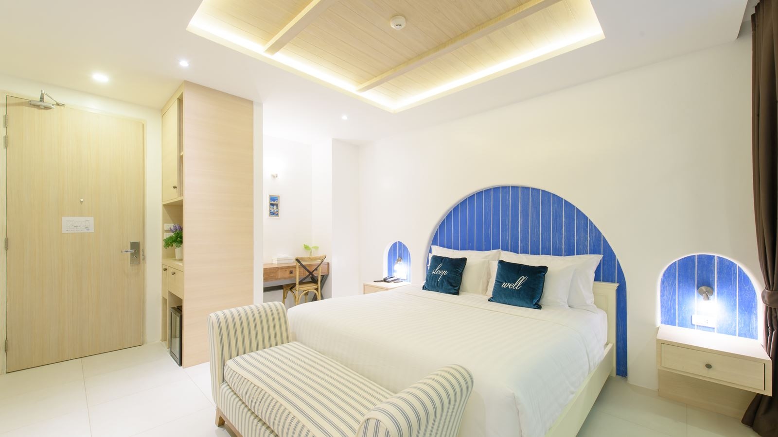 rooms-deluxe-jacuzzi-room