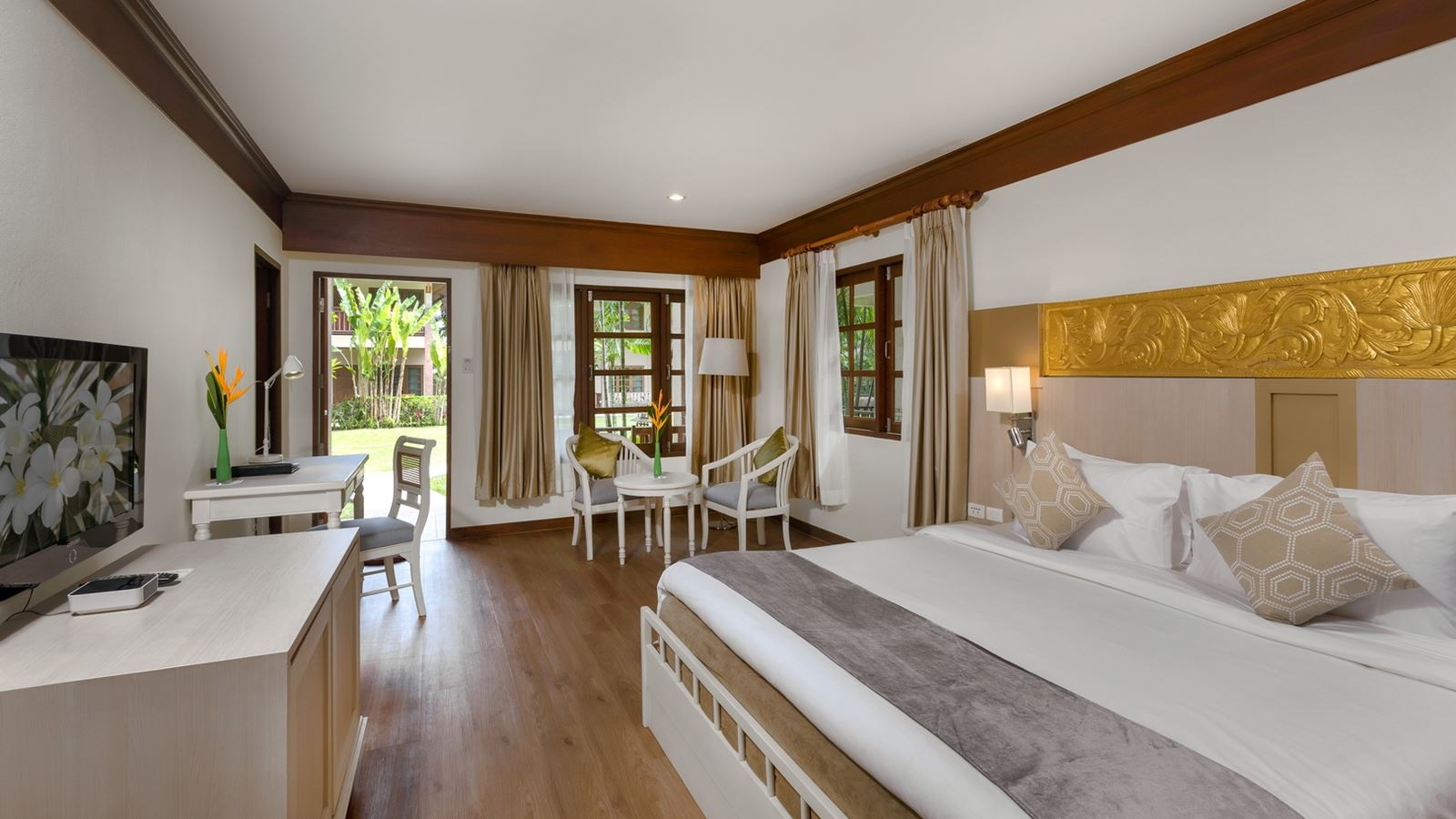 rooms-deluxe-family-room