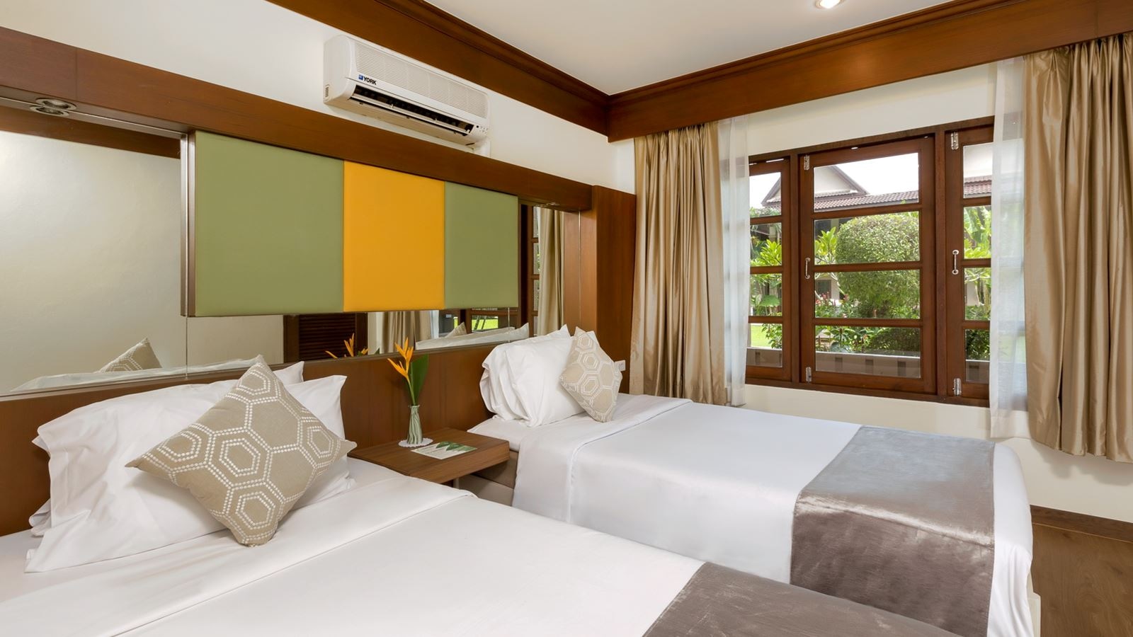 rooms-deluxe-family-room