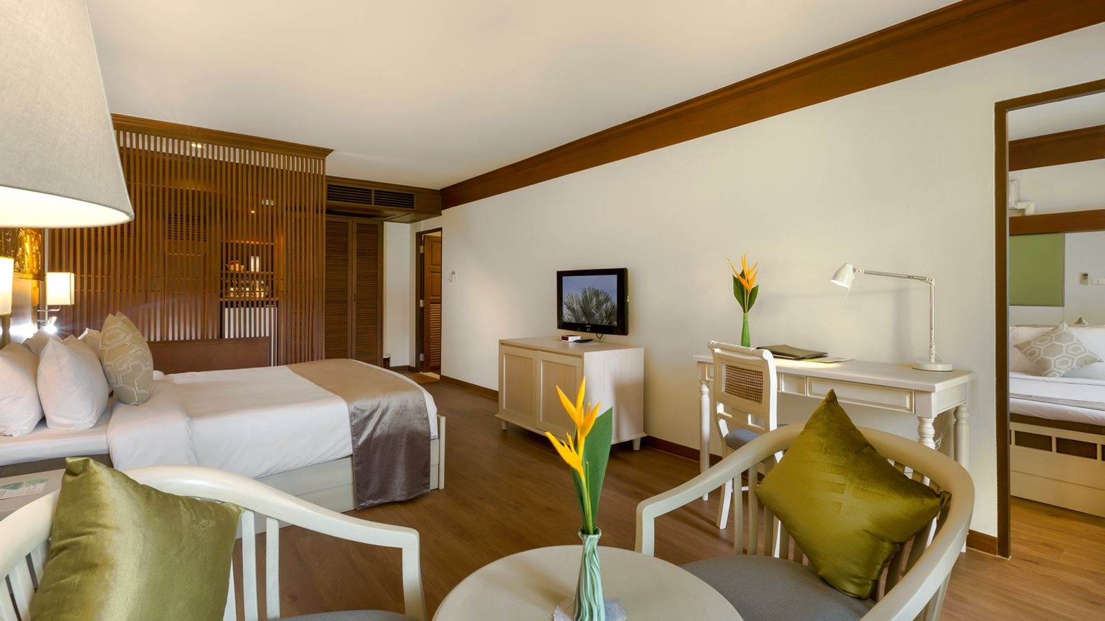 rooms-deluxe-family-room