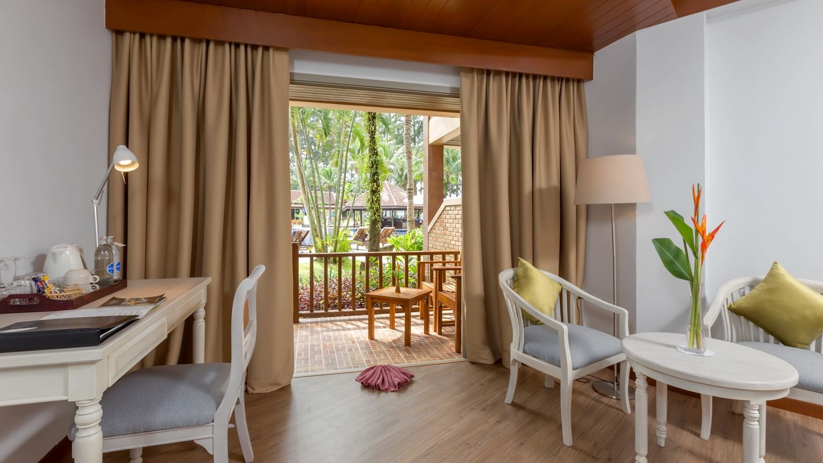 rooms-deluxe-ground-terrace