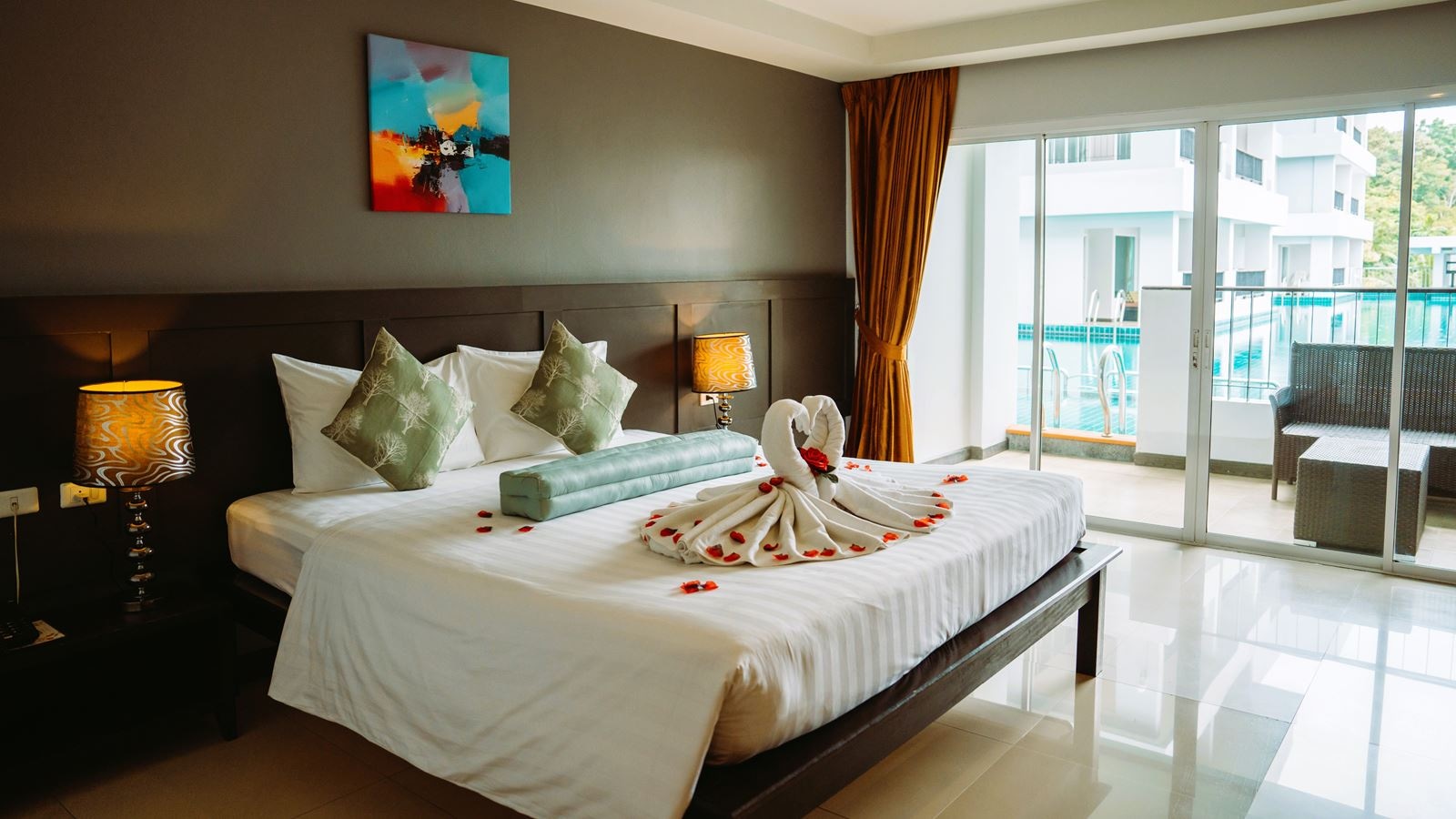 rooms-pool-access-room