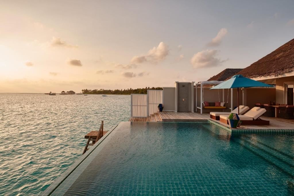 rooms-two-bedroom-water-villa-with-pool