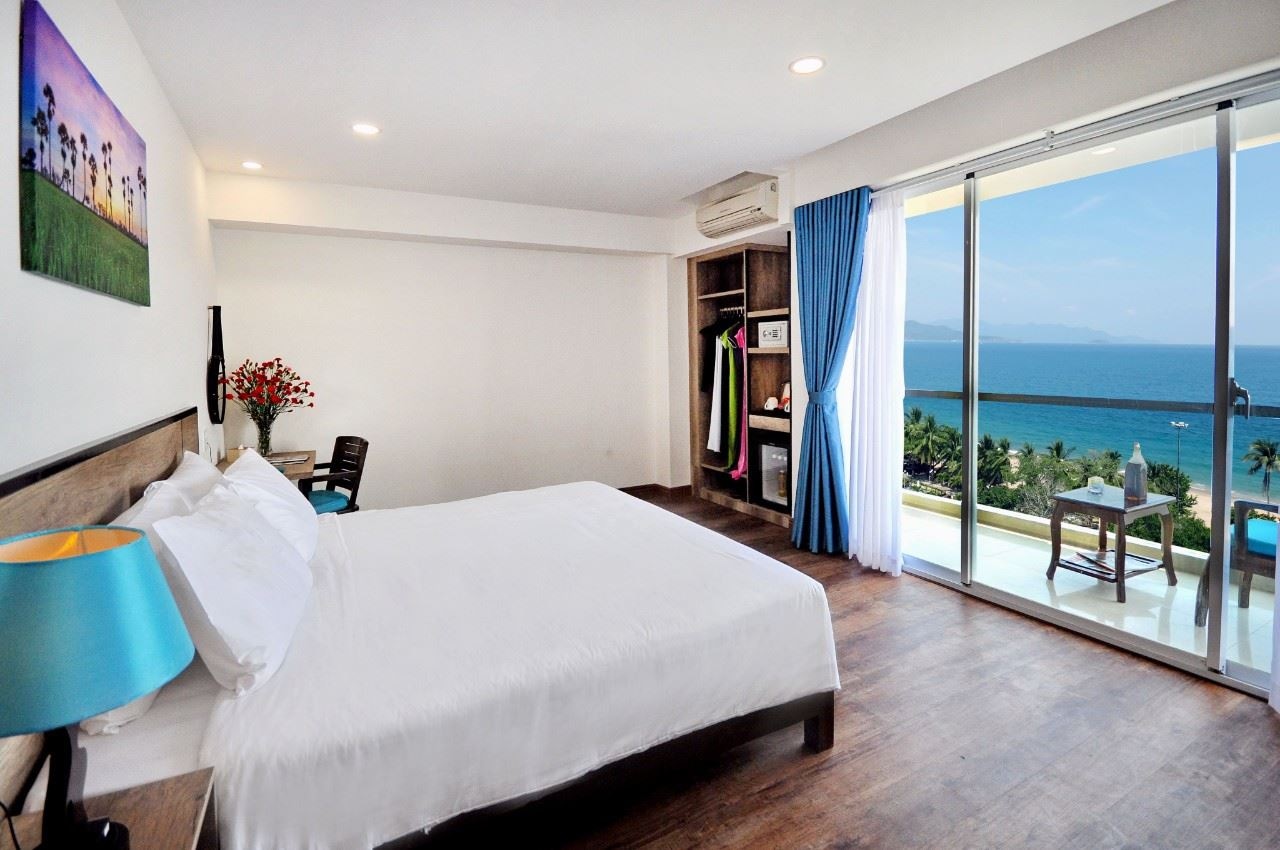 rooms-deluxe-sea-view-with-balcony-child-without-extra-bed