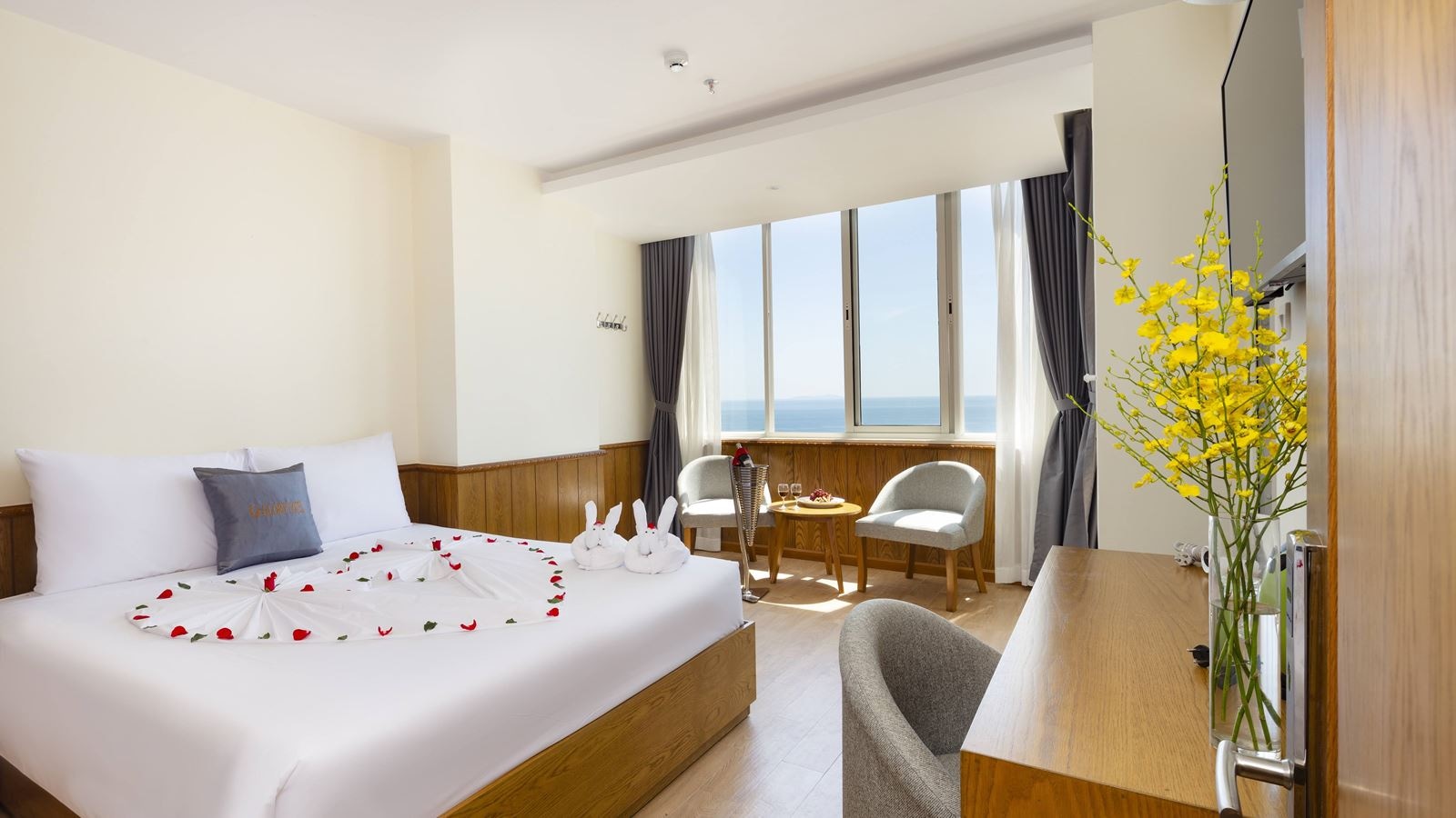 rooms-premier-deluxe-ocean-view-with-balcony