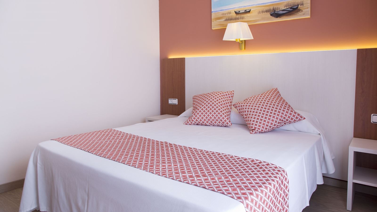 rooms-double-standard-room-poolview-balcony