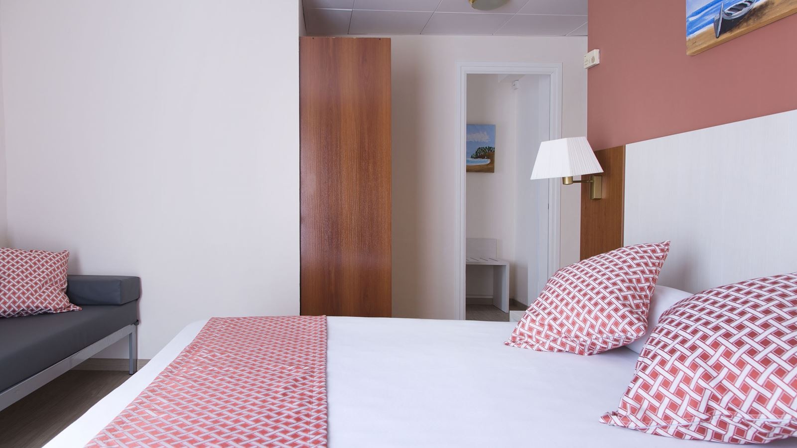 rooms-double-standard-room-poolview-balcony