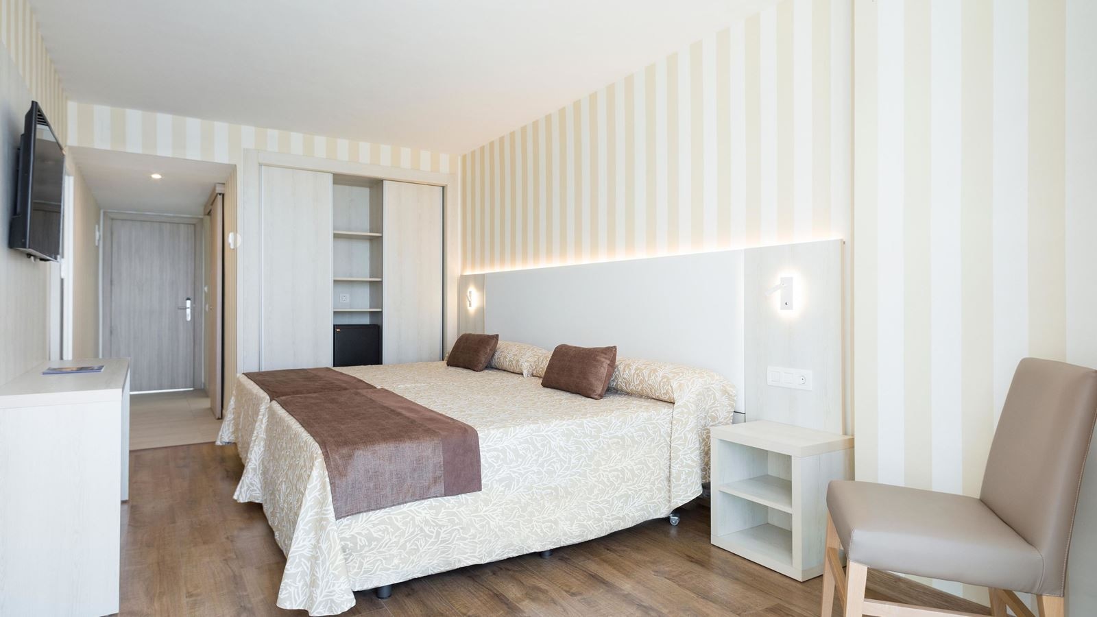 rooms-family-room-sea-view