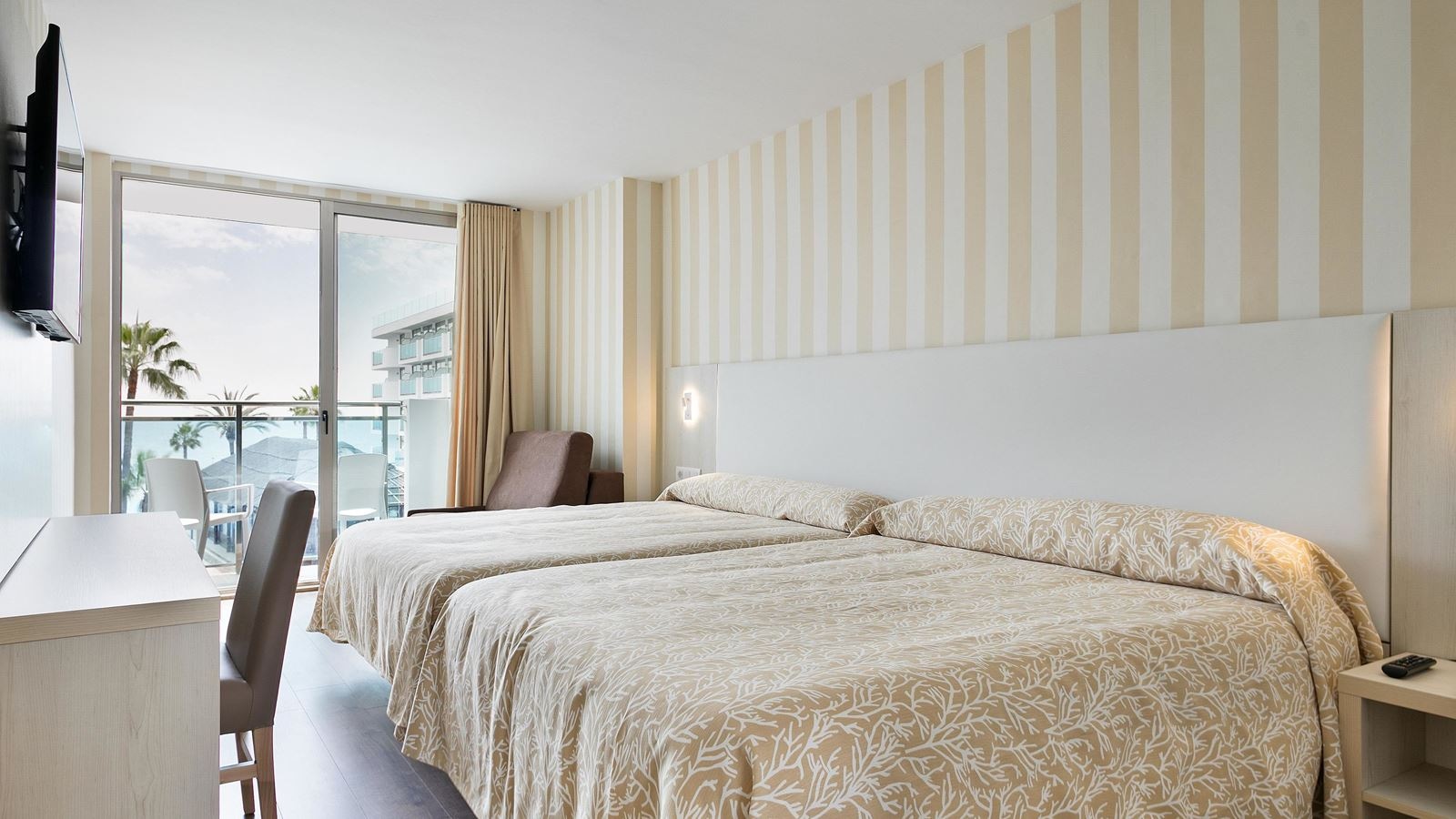 rooms-family-room-sea-view