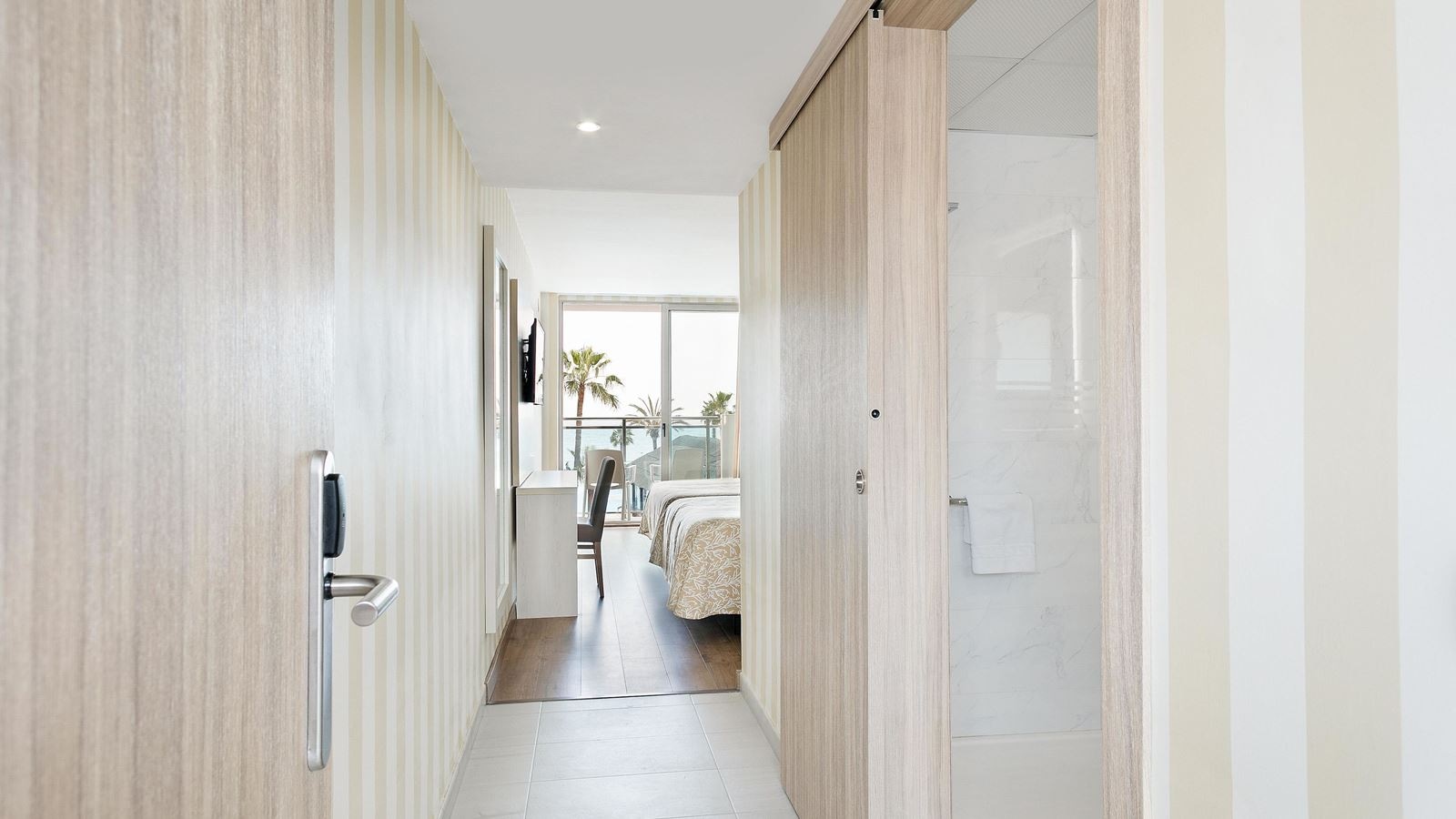 rooms-family-room-sea-view