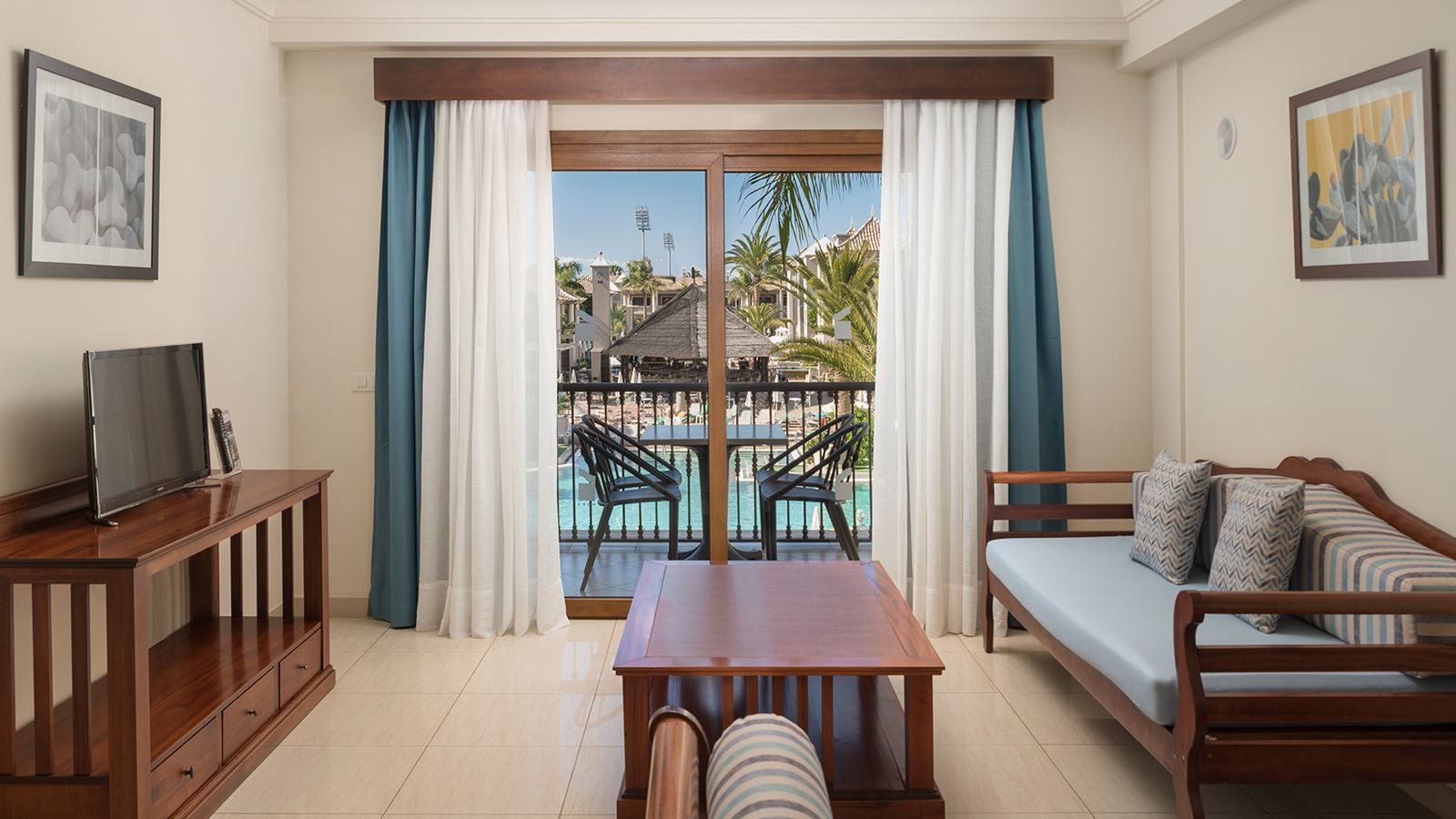 rooms-suite-balcony-or-terrace