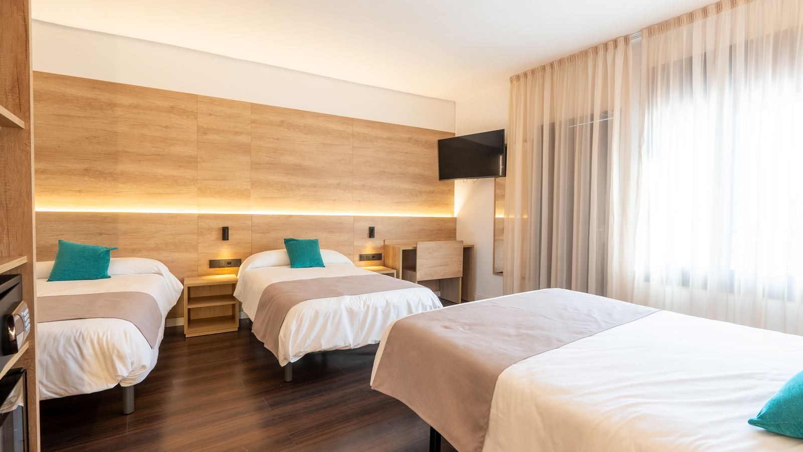 rooms-quadruple-superior-room