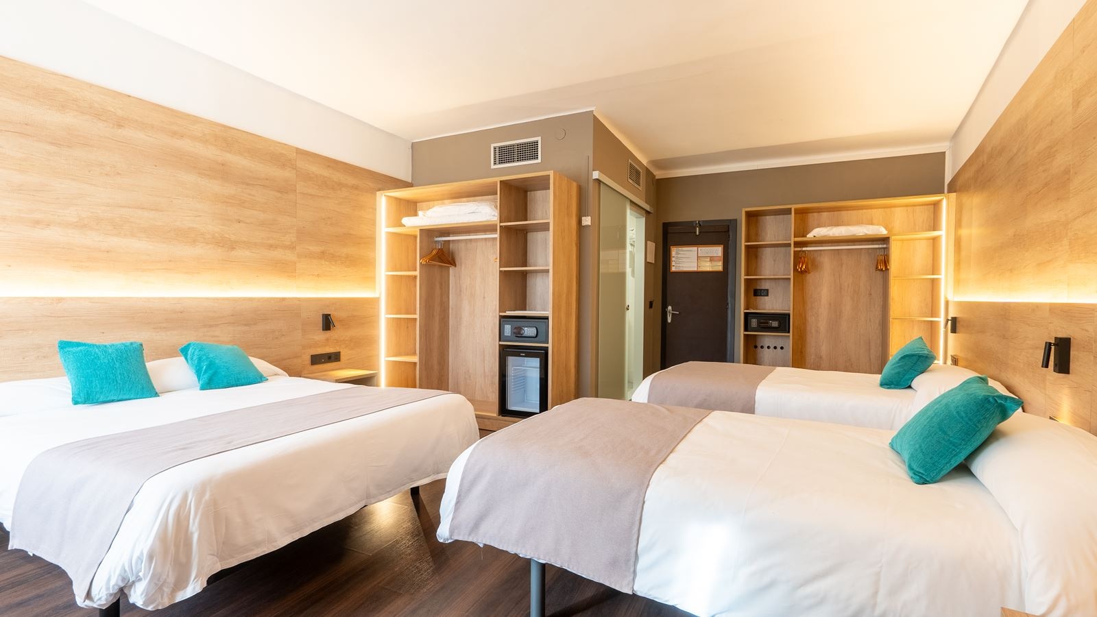 rooms-quadruple-superior-room