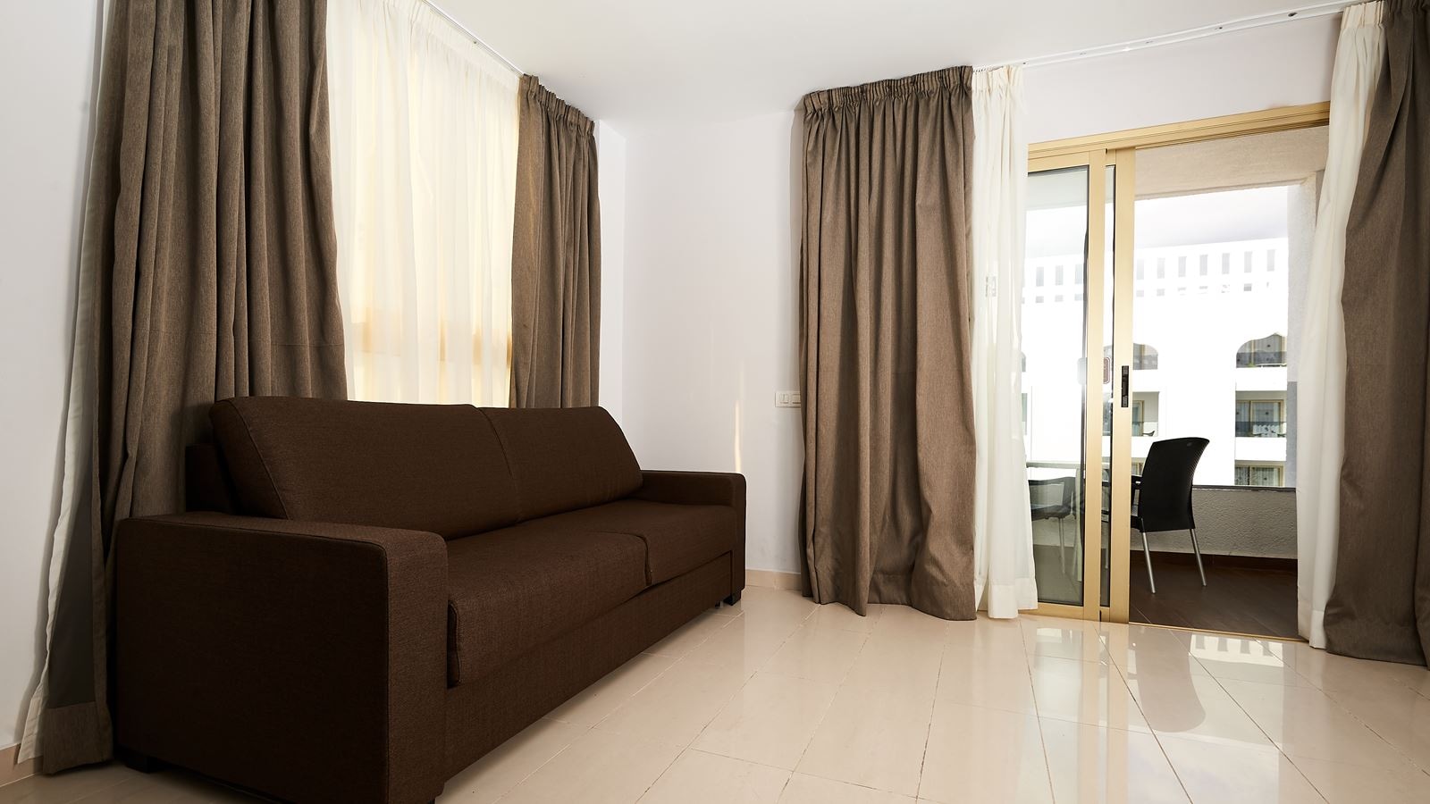 rooms-standard-family-room