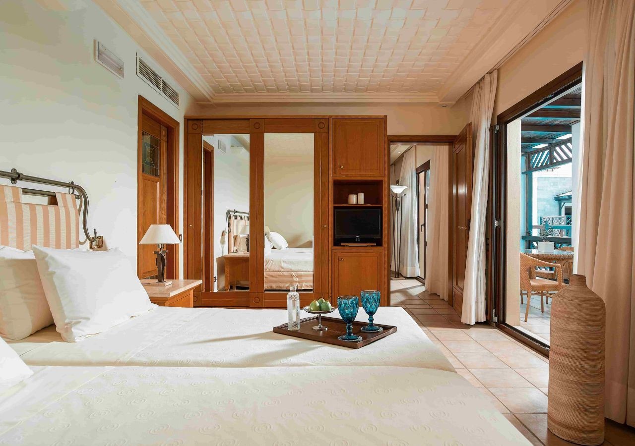 rooms-suite-sharing-pool