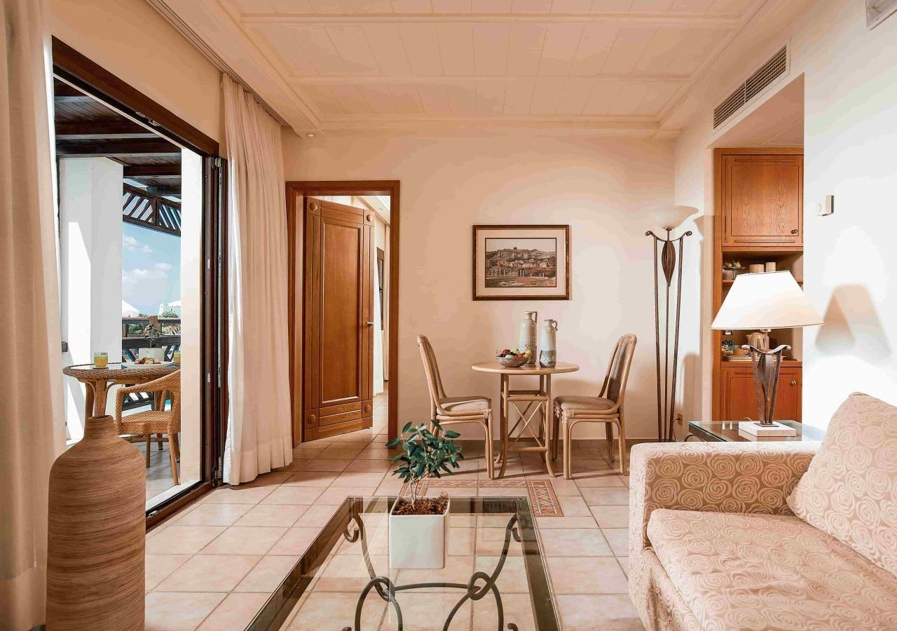 rooms-suite-sea-front-sharing-pool