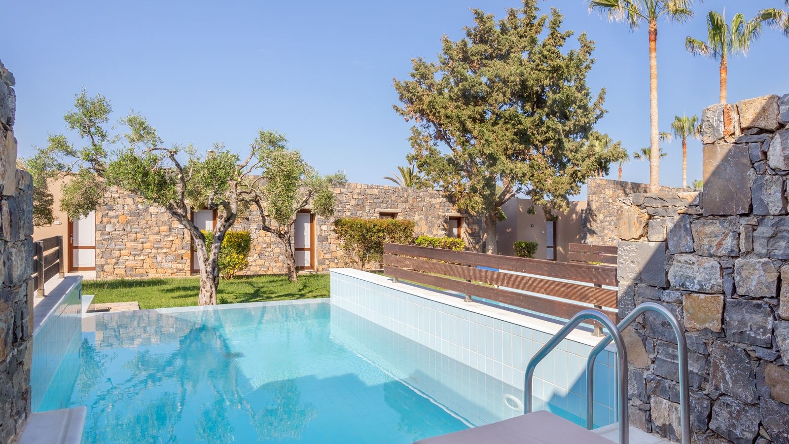 rooms-junior-suite-private-pool-garden-view