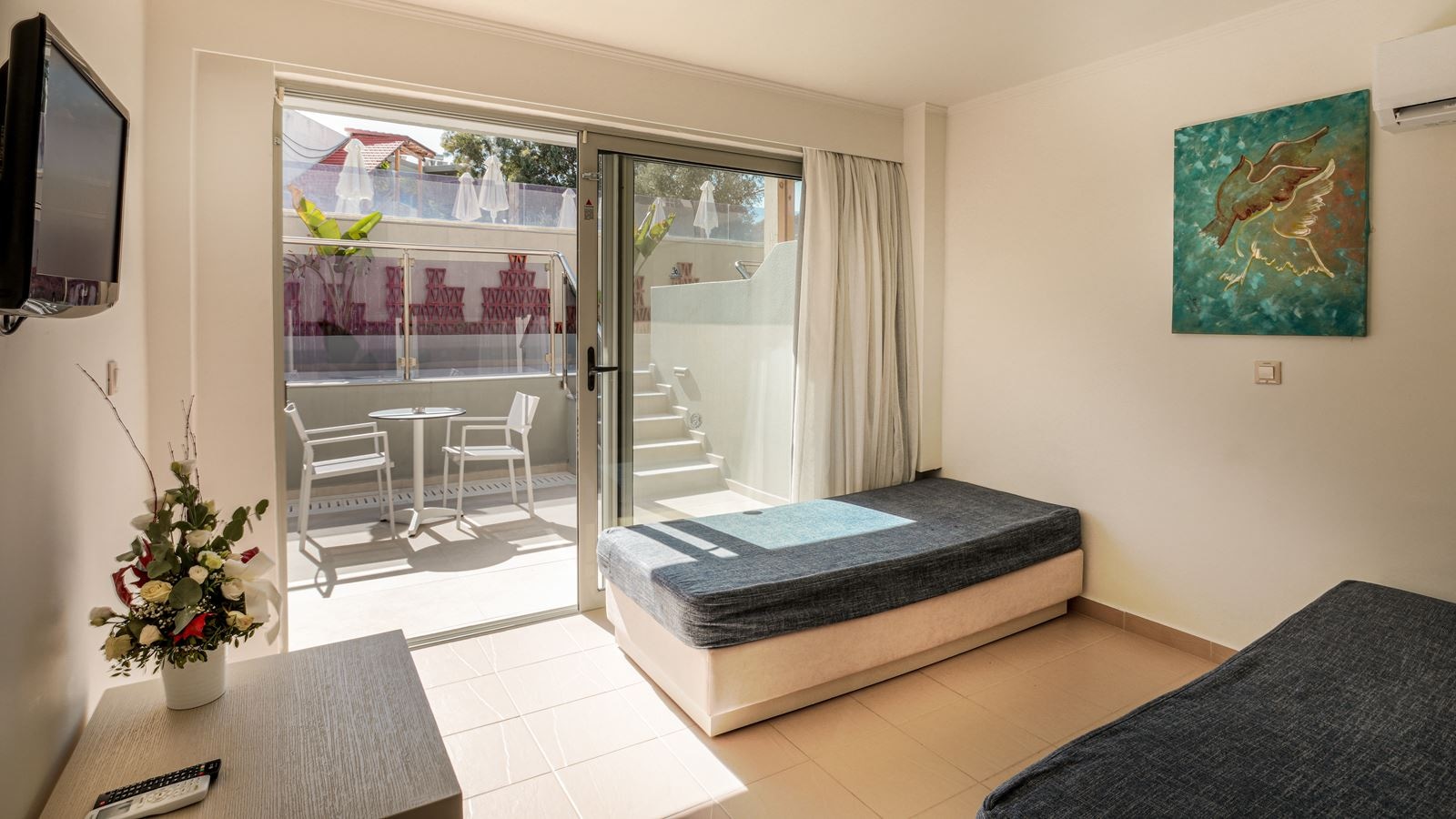 rooms-suite-sharing-pool