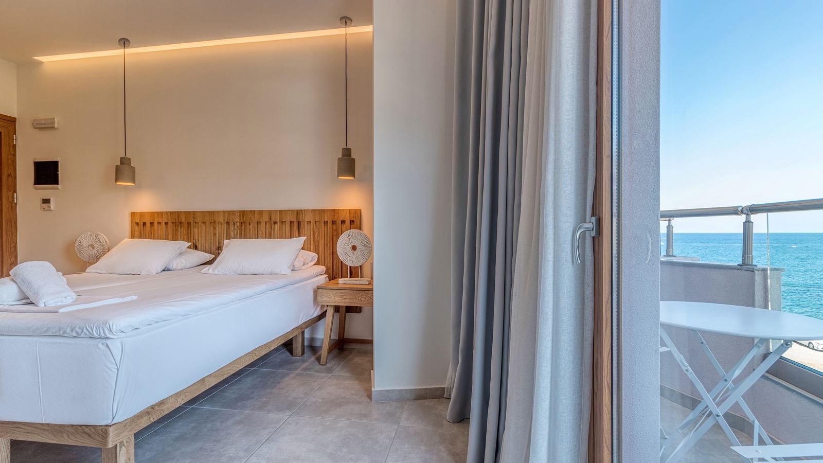 rooms-room-classic-bcd-building-with-sideseaview