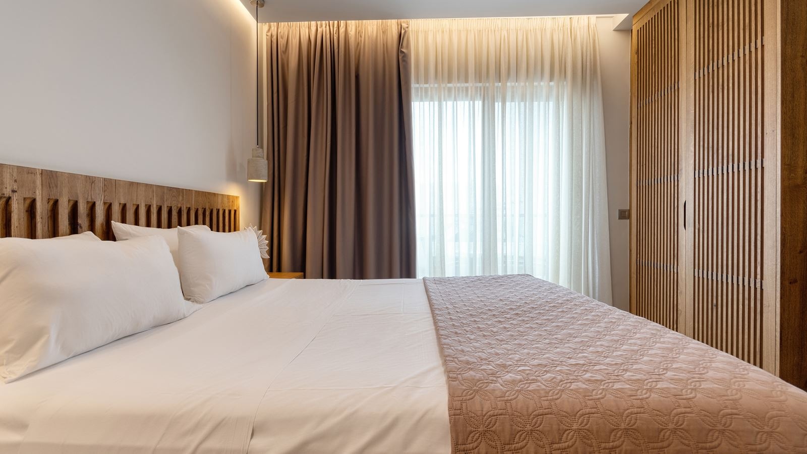rooms-room-classic-bcd-building-with-sideseaview