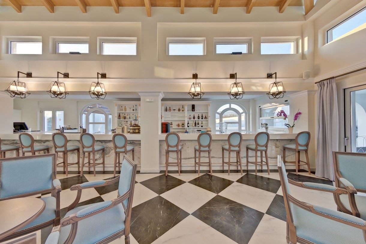 bars-aeolus-main-lobby-bar