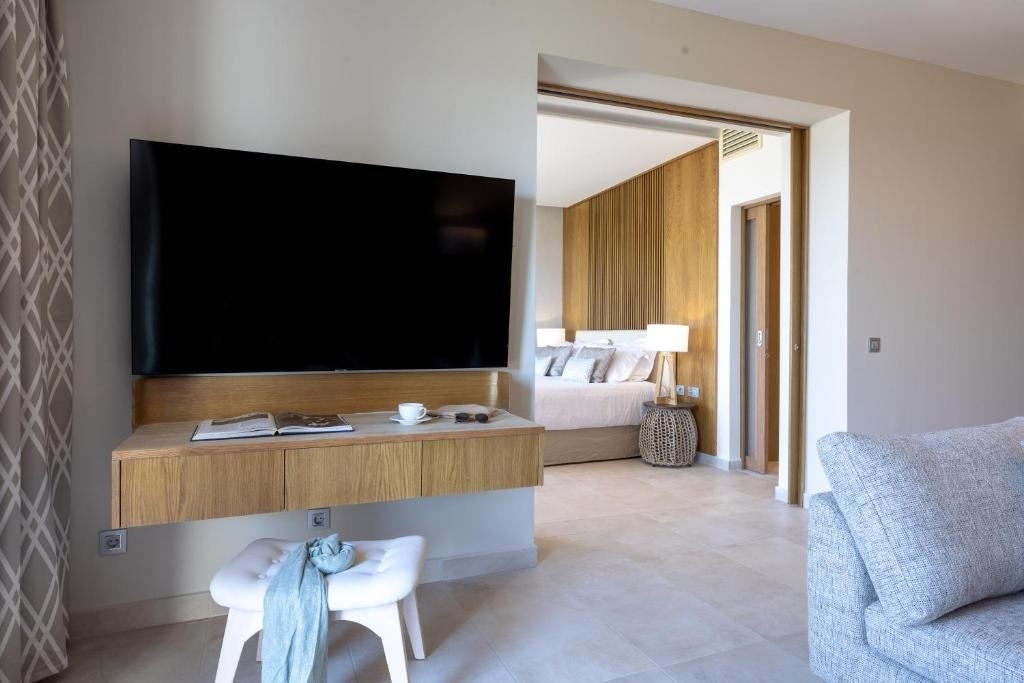 rooms-suite-pool-front-ground-floor