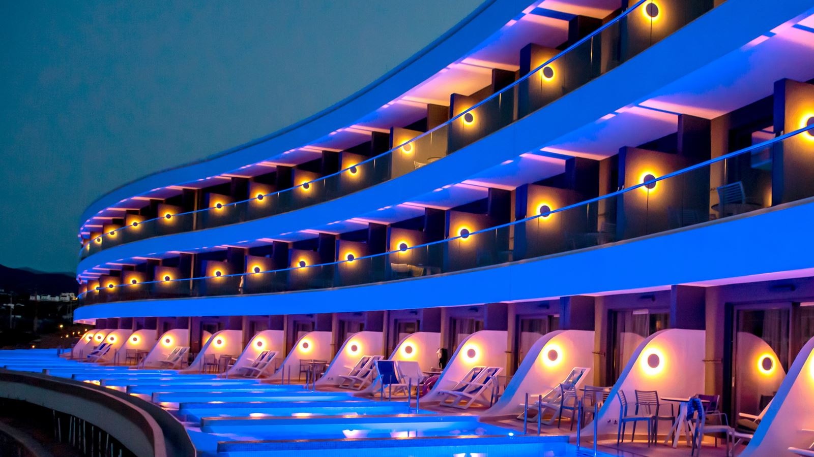 rooms-2-bedroom-family-with-individual-pool