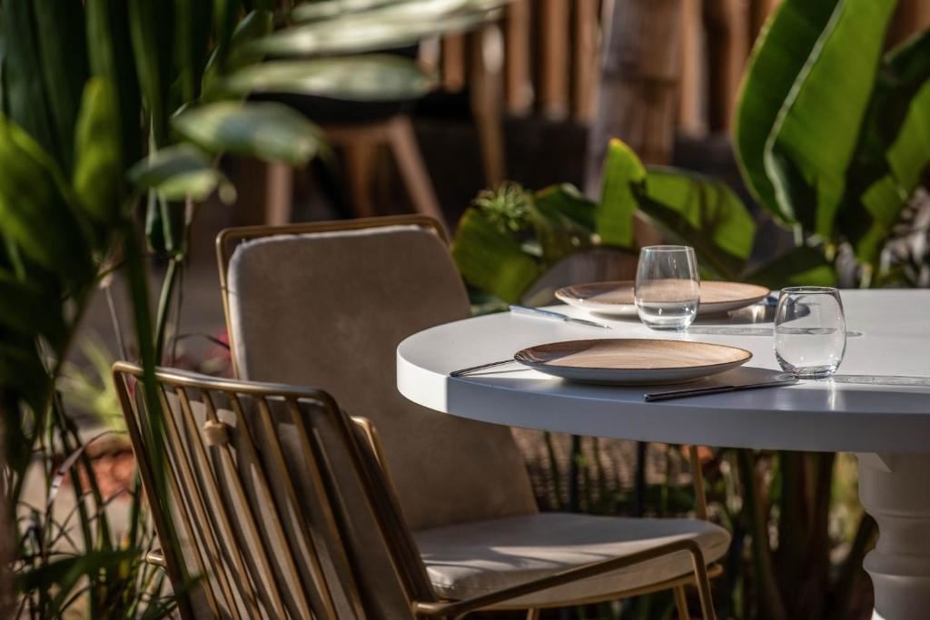 bars-estragon-pool-bar