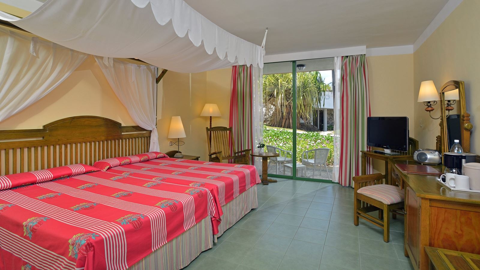 rooms-classic-room