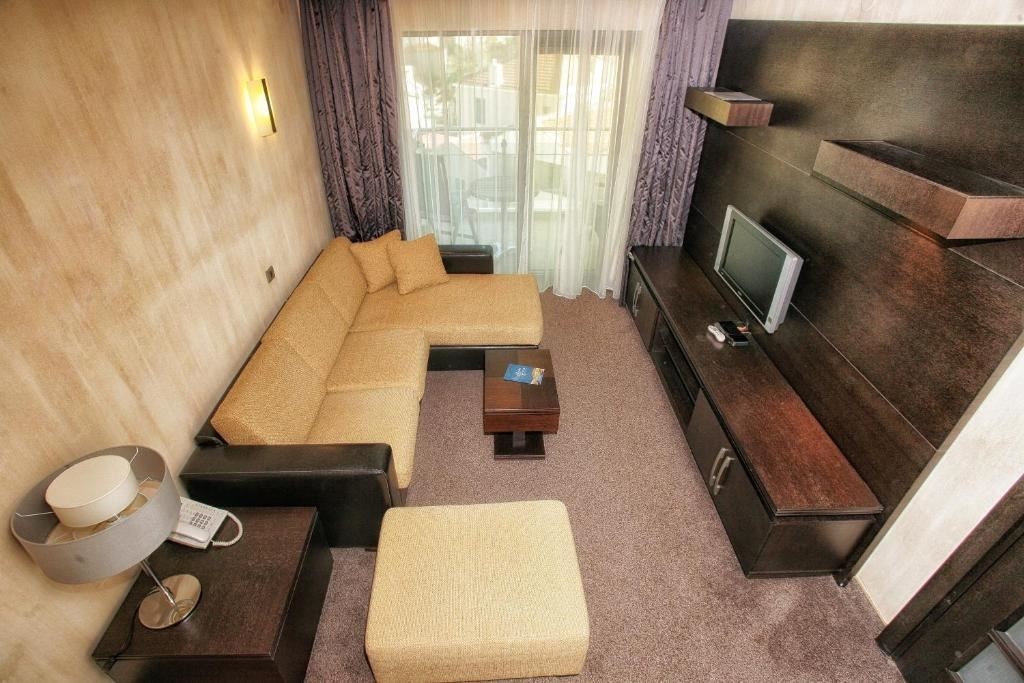 rooms-family-room-park-view