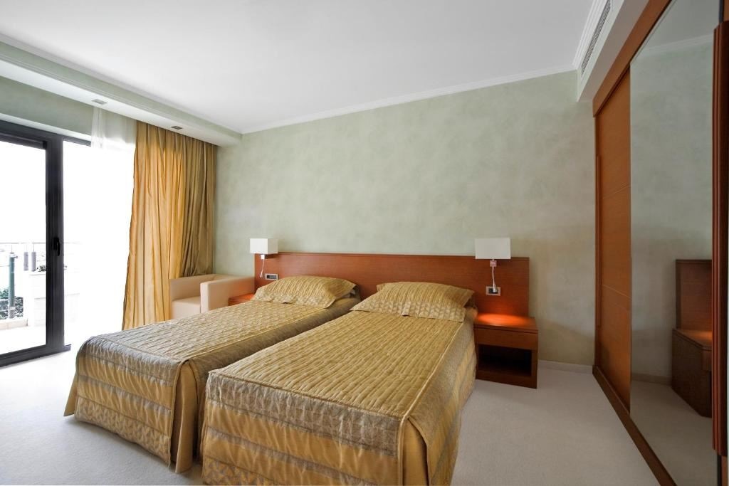 rooms-family-room-park-view