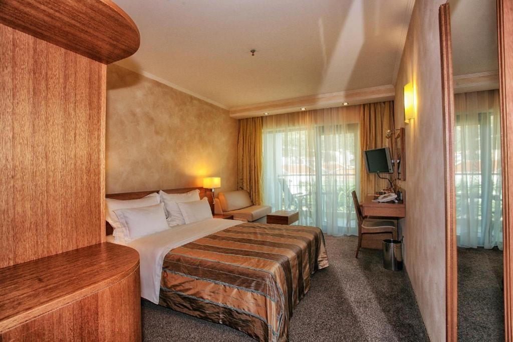 rooms-standard-room-pool-view-single-use