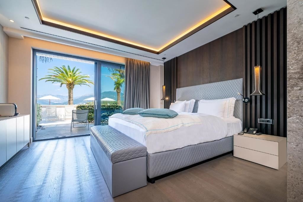 rooms-luux--pool-side