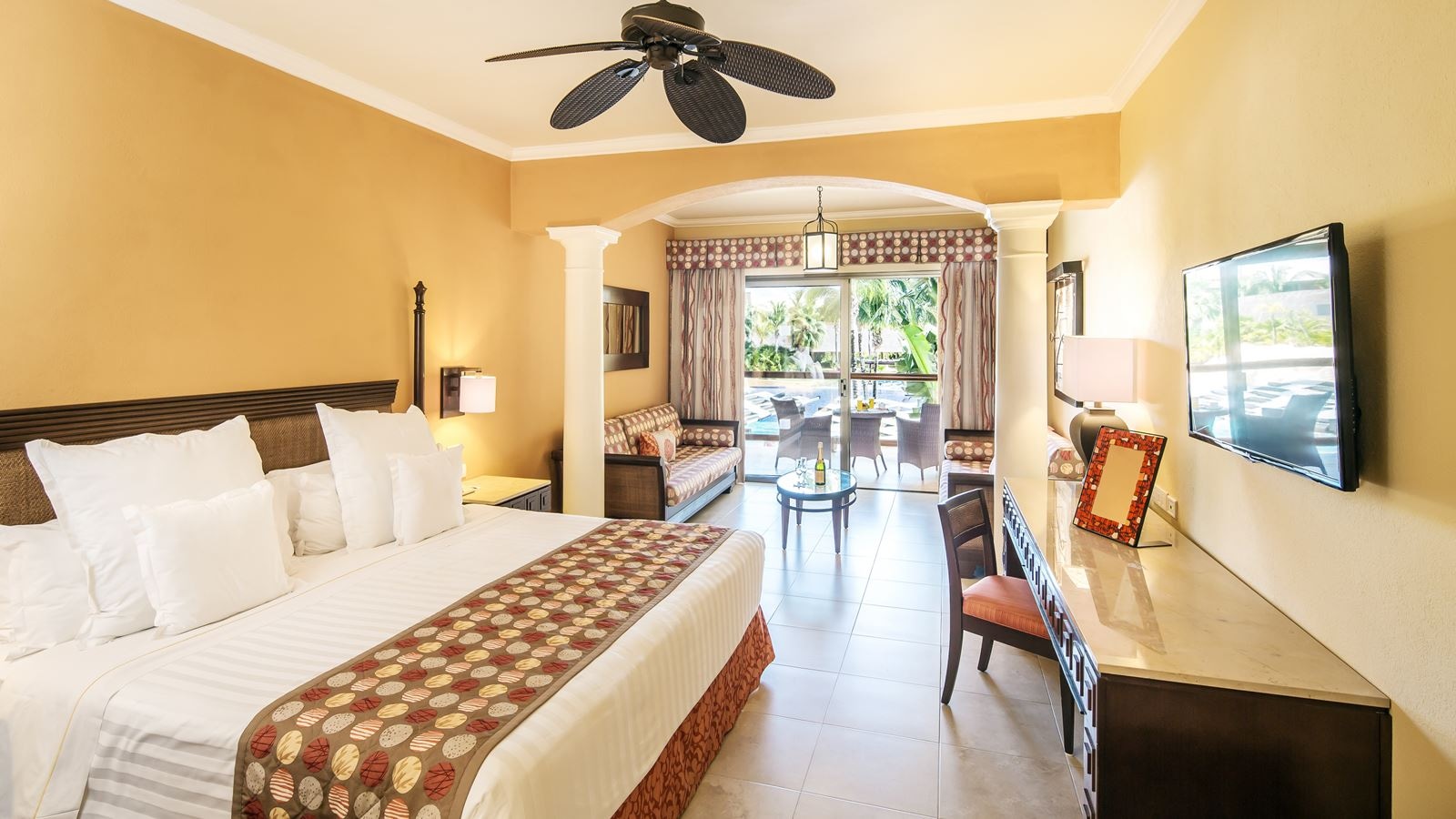 rooms-junior-suite-premium-level-pool-view