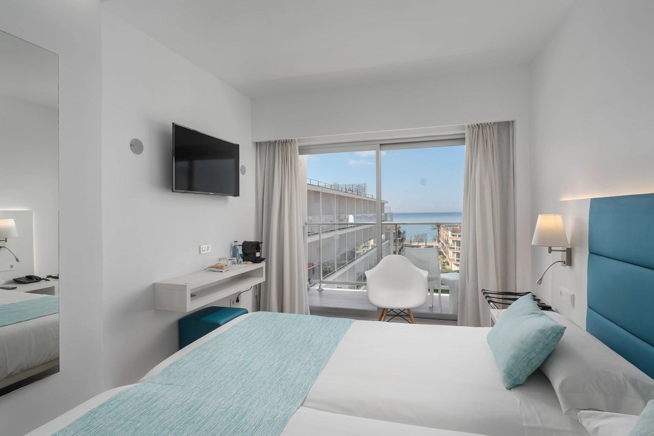 rooms-double-superior-front-sea-view-balcony-or-terrace