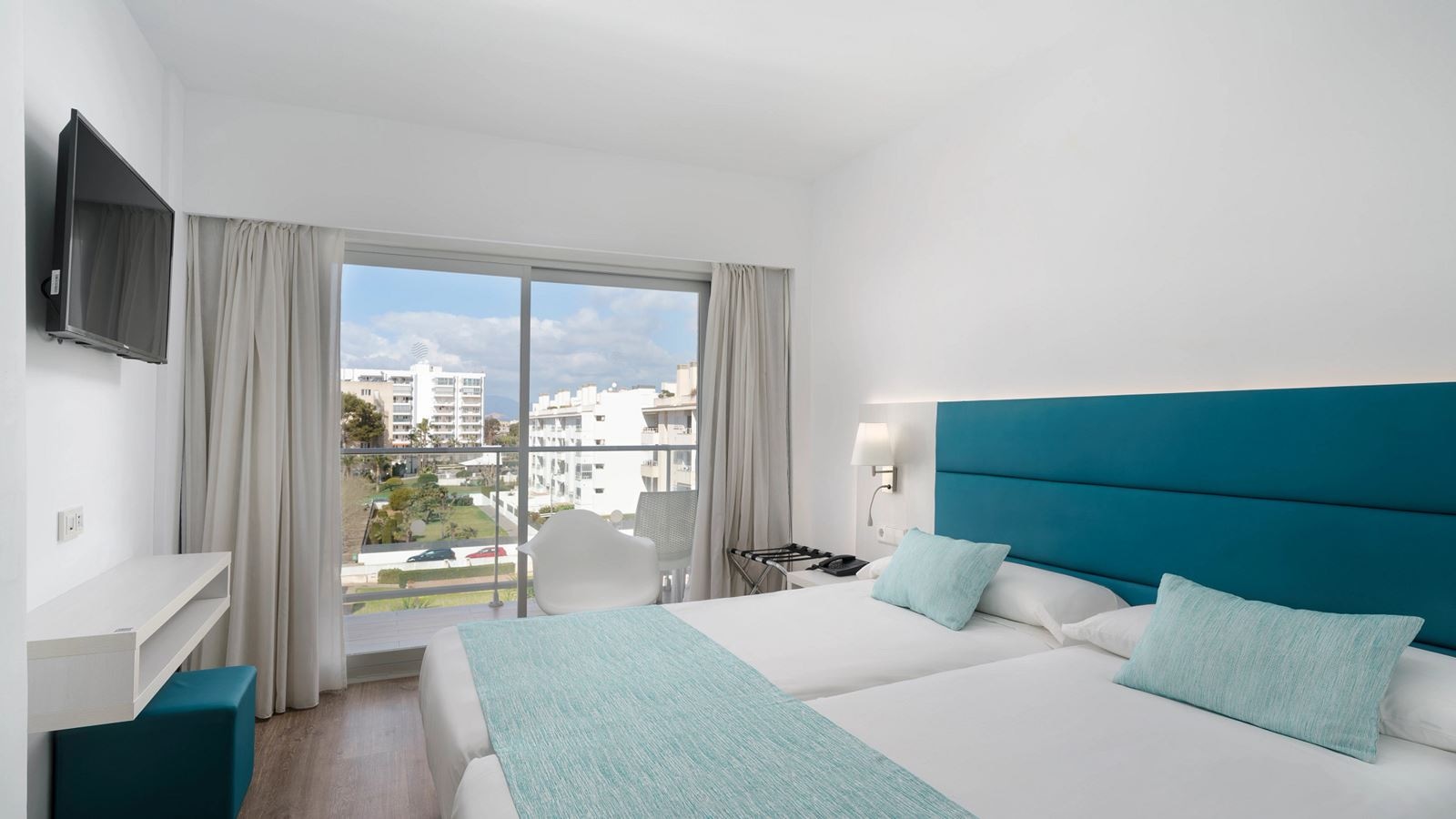 rooms-double-pool-view-balcony-or-terrace